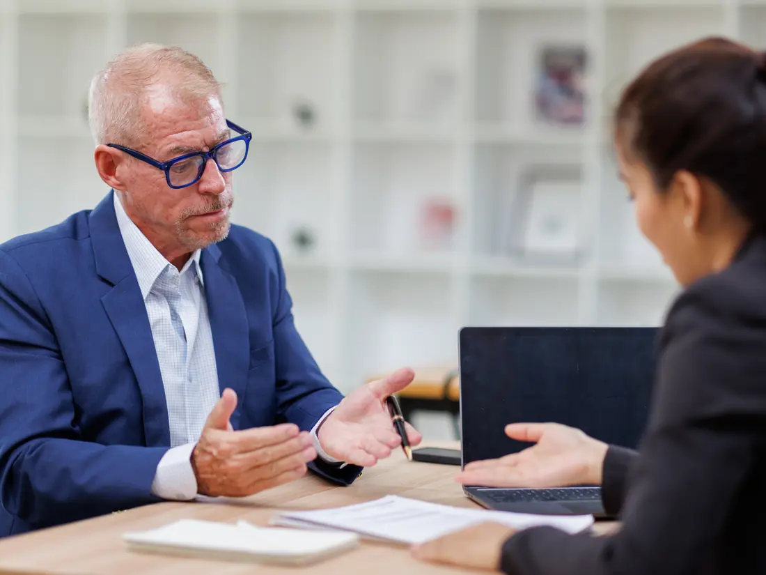 Asesor revisando con un cliente la documentación de su reclamación