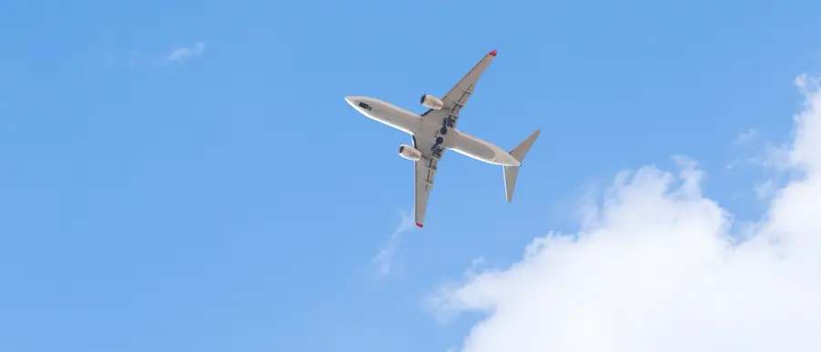 Avión comercial volando en un cielo azul