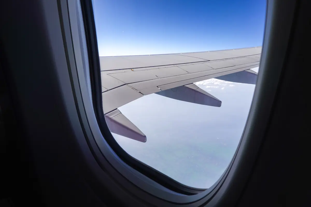 Ala de un avión vista desde la ventanilla